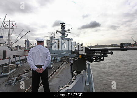 Ein Mitglied der Crew steht auf dem Deck des Typ 23 'Duke'-Klasse Fregatte "HMS Argyll" im Hamburger Hafen, Deutschland, 5. September 2012. Die 133 m Fregatte der Royal Navy ist auf einem kurzen Besuch in Hamburg. Foto: ULRICH PERREY Stockfoto