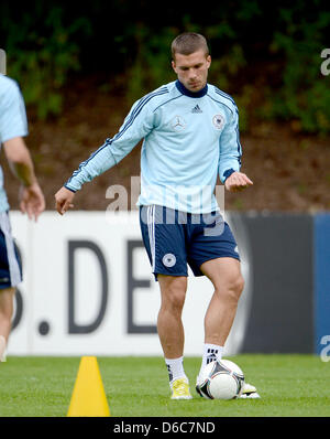 Deutscher nationaler Fußballspieler Lukas Podolski beteiligt sich an einem Training der deutschen Fußball-Nationalmannschaft in Barsinghausen, Deutschland, 6. September 2012. Das DFB-Team bereitet sich derzeit auf das Länderspiel gegen die Färöer in der AWD-Arena in Hannover am 7. September 2012. Foto: PETER STEFFEN Stockfoto