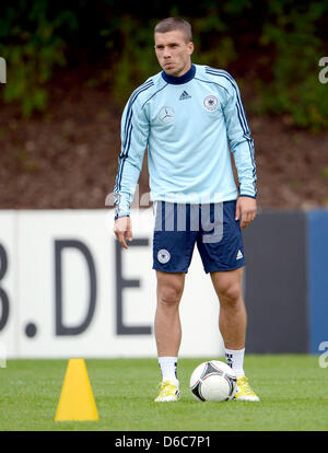 Deutscher nationaler Fußballspieler Lukas Podolski beteiligt sich an einem Training der deutschen Fußball-Nationalmannschaft in Barsinghausen, Deutschland, 6. September 2012. Das DFB-Team bereitet sich derzeit auf das Länderspiel gegen die Färöer in der AWD-Arena in Hannover am 7. September 2012. Foto: PETER STEFFEN Stockfoto