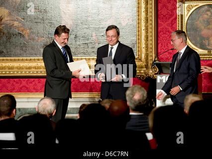 Der Oberbürgermeister der Stadt Potsdam, Jann Jakobs (SPD, l-R), der Präsident der Europäischen Zentralbank (EZB), Mario Draghi, Und der Aufsichtsratsvorsitzende der Deutschen Bank, Paul Achleitner, Stehen bin Donnerstag (06.09.12) in Potsdam Bei der Auszeichnung Draghis Mit Dem M100 Medien Preis Nebeneinander.  Foto: Klaus-Dietmar Gabbert Dpa/lbn Stockfoto