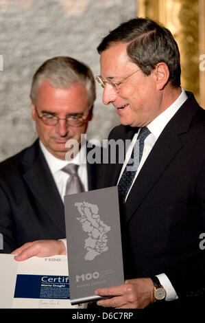 Der Präsident der Europäischen Zentralbank (EZB), Mario Draghi (r), Und der Aufsichtsratsvorsitzende der Deutschen Bank, Paul Achleitner, Stehen bin Donnerstag (06.09.12) in Potsdam Bei der Auszeichnung Draghis Mit Dem M100 Medien Preis Nebeneinander. Draghi Hält Dabei Seine Urkunde. Foto: Klaus-Dietmar Gabbert Dpa/lbn Stockfoto