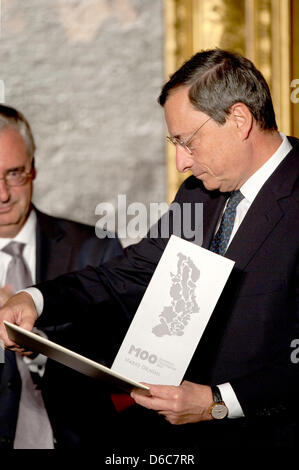 Der Präsident der Europäischen Zentralbank (EZB), Mario Draghi (r), Und der Aufsichtsratsvorsitzende der Deutschen Bank, Paul Achleitner, Stehen bin Donnerstag (06.09.12) in Potsdam Bei der Auszeichnung Draghis Mit Dem M100 Medien Preis Nebeneinander. Draghi Hält Dabei Seine Urkunde. Foto: Klaus-Dietmar Gabbert Dpa/lbn Stockfoto