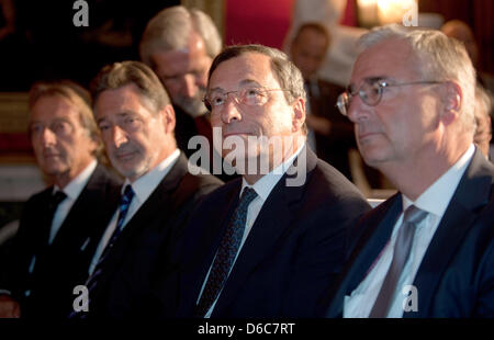 Der Aufsichtsratsvorsitzende der Deutschen Bank, Paul Achleitner (R-l), der Präsident der Europäischen Zentralbank (EZB), Mario Draghi, der Oberbürgermeister der Stadt Potsdam, Jann Jakobs (SPD), Und der Verwaltungsratsvorsitzende von Ferrari, Luca di Montezemolo, einer bin Donnerstag (06.09.12) in Potsdam Bei der Verleihung des M100 Medien Preises Nebeneinander. Draghi Wurde bin Stockfoto