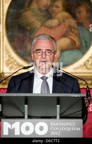 Der Aufsichtsratsvorsitzende der Deutschen Bank, Paul Achleitner, Spricht bin Donnerstag (06.09.12) in Potsdam Bei der Verleihung des M100 Medien Preises. Der Präsident der Europäischen Zentralbank (EZB), Draghi Wurde bin Donnerstag Mit Dem Preis Ausgezeichnet. Foto: Klaus-Dietmar Gabbert Dpa/lbn Stockfoto