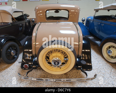 Das 1932er Ford 520 Coupé ist ein geschlossener Zweitürer mit stromlinienförmigem Design und V8-Motorleistung der frühen 1930er Jahre. Stockfoto