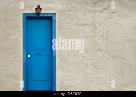 Blaue griechische Tür Stockfoto