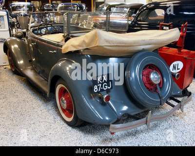 Der Ford 750 Phaeton 1935 ist ein klassisches amerikanisches Automobil mit luxuriösem Design, eleganter Karosserie und Cabrioverdeck. Bekannt für seinen robusten V8-Motor und sein klassisches Design, war das Fahrzeug in den 1930er Jahren wegen seiner Leistung und seines Komforts beliebt. Stockfoto