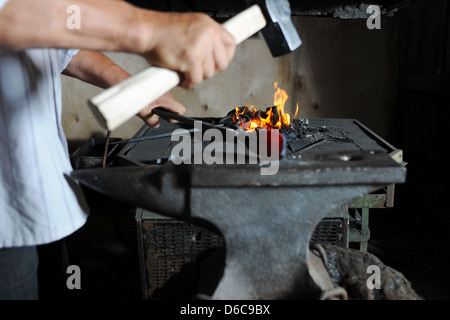 Machen ein dekoratives Muster auf dem Amboss Stockfoto