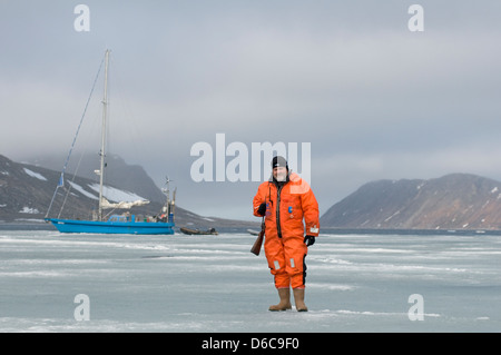 zodiac im Eis in Svalbard, der im Sommer von einem Sturm für die Nacht in der Hocharktis abgeholt wird. Stockfoto