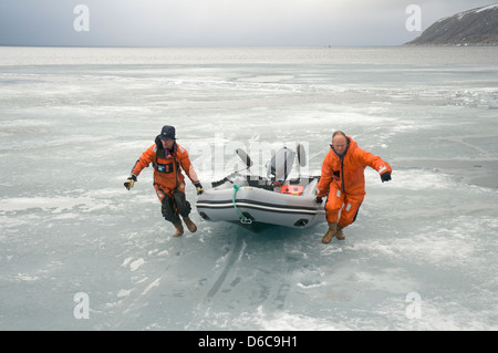 zodiac im Eis in Svalbard, der im Sommer von einem Sturm für die Nacht in der Hocharktis abgeholt wird. Stockfoto