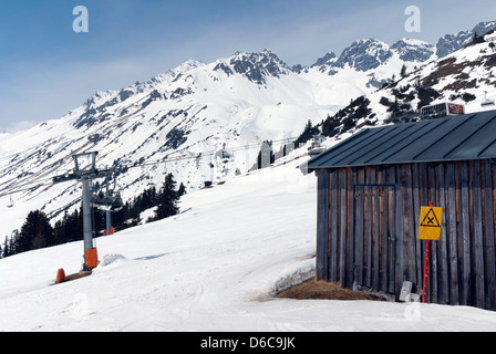 Ein hölzerner Berg Hütte/Scheune auf einer Piste über St. Anton in Tirol Stockfoto