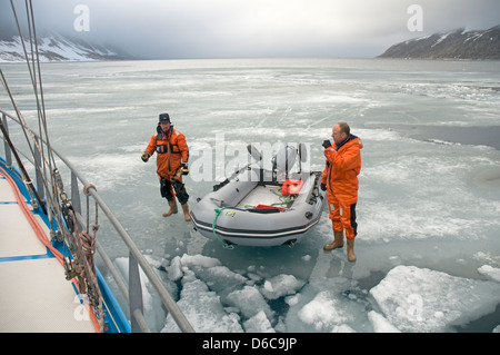 zodiac im Eis in Svalbard, der im Sommer von einem Sturm für die Nacht in der Hocharktis abgeholt wird. Stockfoto