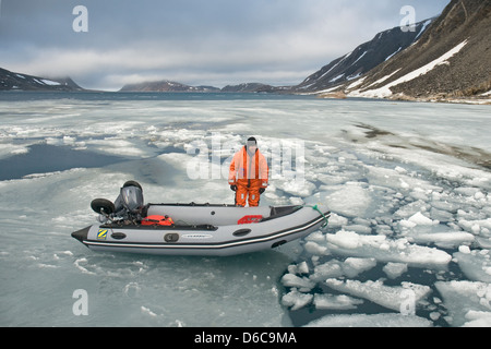 zodiac im Eis in Svalbard, der im Sommer von einem Sturm für die Nacht in der Hocharktis abgeholt wird. Stockfoto