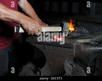 Machen ein dekoratives Muster auf dem Amboss Stockfoto