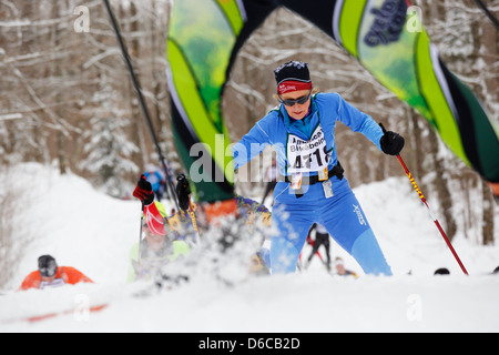 NORD-WISCONSIN - 23. FEBRUAR: Skatetechnik-Skifahrer auf der Strecke zwischen Cable und Hayward, Wisconsin, fahren am 23. Februar 2013 im American Birkebeiner. Nur redaktionelle Verwendung. (Foto: Jonathan Paul Larsen / Diadem Images) Stockfoto