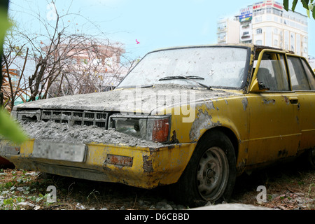 Altes Auto in Vietnam. Stockfoto