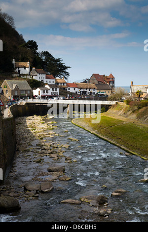 Lynmouth; Lyn River; Devon; VEREINIGTES KÖNIGREICH; Von der Brücke durch Zusammenfluss von Ost und West Lyn Flüsse Stockfoto