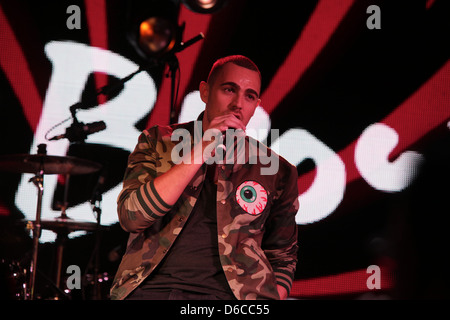 Musiker Sanger Und Songwriter Charlie Brown Spielt Im Rahmen Der Bridge Club Chelsea Football Club Fulham Uk Stockfotografie Alamy