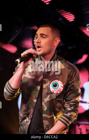 Musiker Sanger Und Songwriter Charlie Brown Spielt Im Rahmen Der Bridge Club Chelsea Football Club Fulham Uk Stockfotografie Alamy