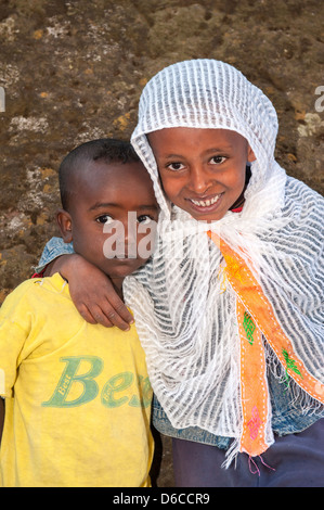 Kinder in der Kirche Bete Medhane Alem, Lalibela, Amhara Region, Nord-Äthiopien Stockfoto