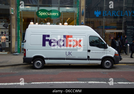 FedEx Lieferwagen auf einer Stadtstraße. Stockfoto