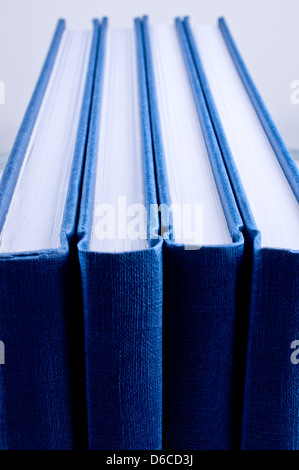 Vier blaue Notizblöcke isoliert hautnah Stockfoto