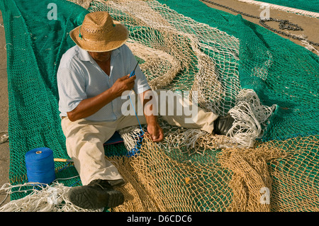 Nähen Angeln Netze, Isla Cristina, Provinz Huelva, Region von Andalusien, Spanien Stockfoto