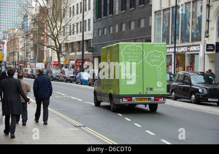 Ocado Lieferwagen auf der Oxford Street in London. Stockfoto