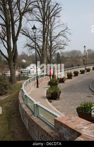 Umfangreiche Flussufer Hochwasserabwehr arbeiten Fluss Severn in Upton auf Severn Worcestershire UK Stockfoto