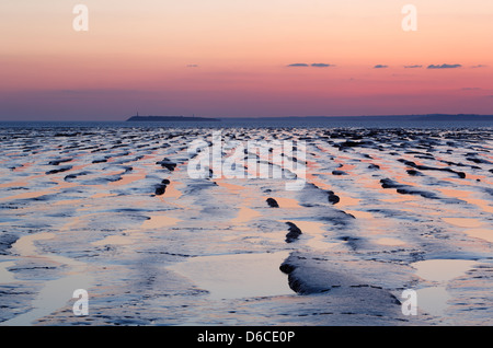 Wattwanderungen im Sand Bay mit Blick auf Flaches Holm Insel und den Bristolkanal. Somerset. England. VEREINIGTES KÖNIGREICH. Stockfoto