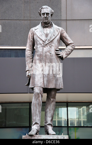 London, England, Großbritannien. Statue (1871) von Robert Stephenson (Ingenieur; 1803-59) von Marochetti vom Bahnhof Euston Stockfoto