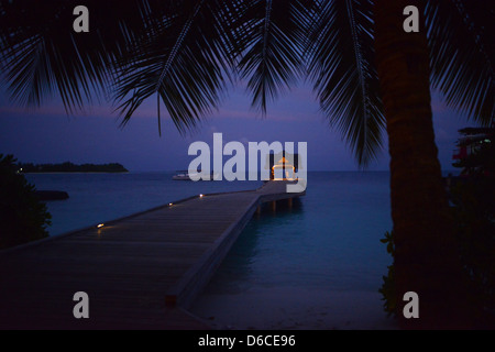 Am Ende des Piers für eine Fähre auf Kuramathi Island warten auf Alifu Alifu Atoll in den Malediven. Stockfoto