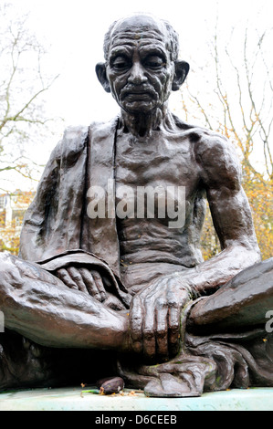 London, England, Vereinigtes Königreich. Statue (1968) von Mahatma Gandhi (1869-1948) von Fredda brillant (1903-99) am Tavistock Square. Stockfoto