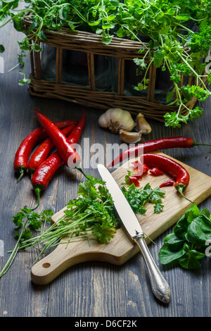 Frische Kräuter und Gewürze in alten Korb Stockfoto