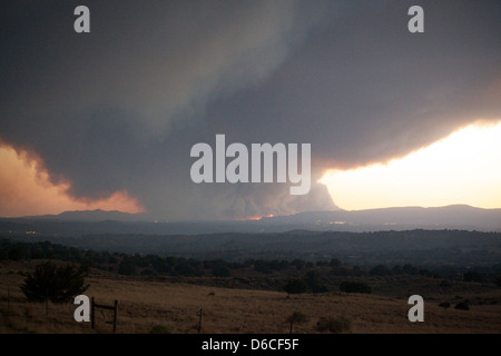 Das Las Conchas Fire, das größte Waldfeuer von New Mexico, wird hier mit einer gewaltigen Rauchwolke über der nördlichen Landschaft von New Mexico gefangen. Das Foto wurde von der LANL-Fotografin Sandra Valdez aufgenommen, die das Ausmaß des Brandeinschlags dokumentierte. Stockfoto