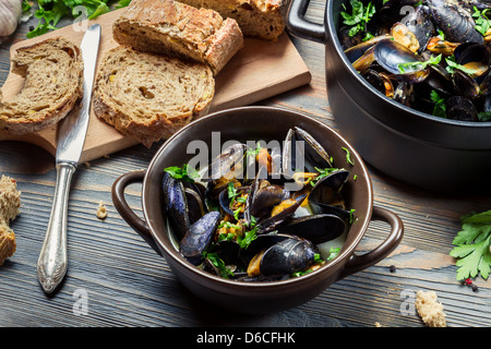 Nahaufnahme von Zutaten zuzubereiten Muscheln mit Knoblauch Stockfoto