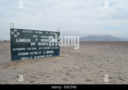 Wegweiser für die Nazca-Linien auf der Panamericana in der Nähe von Nazca, Peru Stockfoto