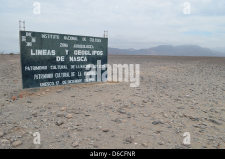 Wegweiser für die Nazca-Linien auf der Panamericana in der Nähe von Nazca, Peru Stockfoto