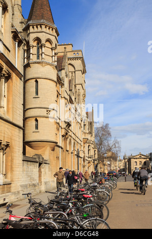 Oxford, Oxfordshire, England, UK. Fahrräder geparkt vor dem Balliol College Brackenbury Gebäude (1867-68) Stockfoto