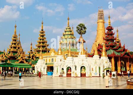 Gebäude und Orte an der Shwedagon-Pagode in Yangon, Myanmar, 19. Januar 2013 zu beten. Stockfoto