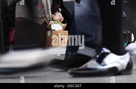 Ein Bettler bittet um Hilfe an der Gran Via in Madrid am 15.04.2013. Foto: Fabian Stratenschulte Stockfoto