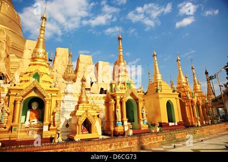 Gebäude und Orte an der Shwedagon-Pagode in Yangon, Myanmar, 19. Januar 2013 zu beten. Stockfoto