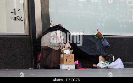 Ein Bettler bittet um Hilfe an der Gran Via in Madrid am 15.04.2013. Foto: Fabian Stratenschulte Stockfoto