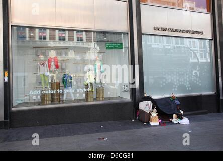 Ein Bettler bittet um Hilfe an der Gran Via in Madrid am 15.04.2013. Foto: Fabian Stratenschulte Stockfoto