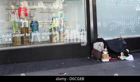 Ein Bettler bittet um Hilfe an der Gran Via in Madrid am 15.04.2013. Foto: Fabian Stratenschulte Stockfoto