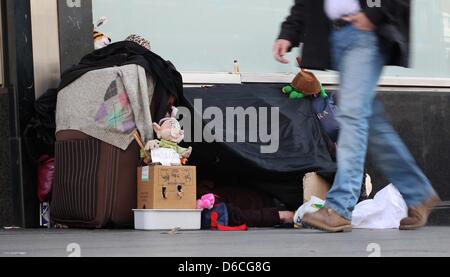 Ein Bettler bittet um Hilfe an der Gran Via in Madrid am 15.04.2013. Foto: Fabian Stratenschulte Stockfoto