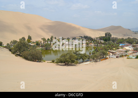 Oase in der peruanischen Wüste Stadt von Huacachina Stockfoto