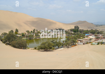 Oase in der peruanischen Wüste Stadt von Huacachina Stockfoto