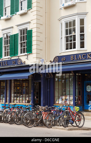 Fahrräder geparkt außerhalb Blackwell Bookshop wissenschaftliche Bücher zu verkaufen, für die Universität in Oxford Oxfordshire England UK Großbritannien Stockfoto