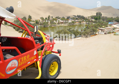 Oase in der peruanischen Wüste Stadt von Huacachina Stockfoto